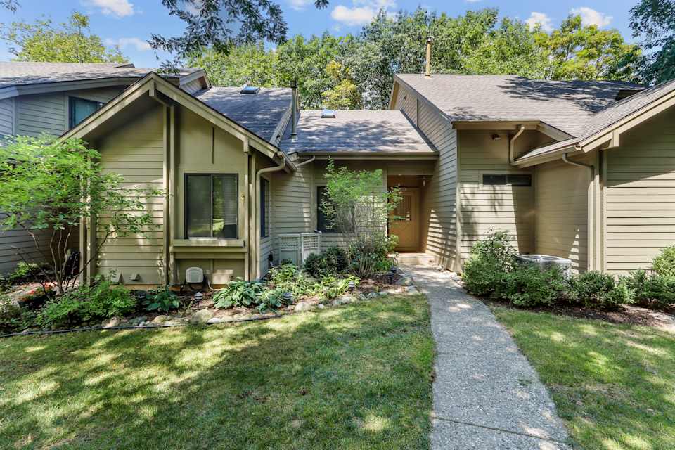 + Bedroom 3 Bath Aspen Unit in Abbey Springs Lake Geneva Real Estate