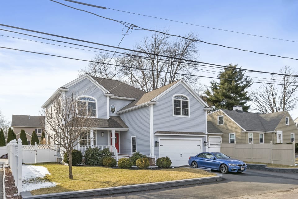 2009 Colonial in Sought After Kelwyn Manor