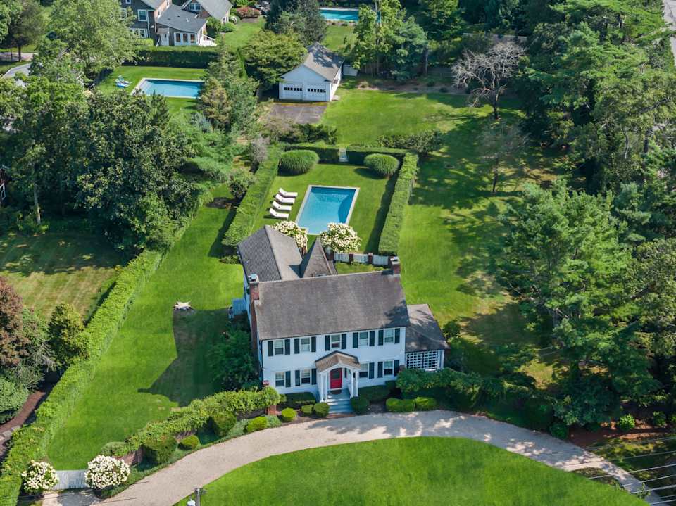 52 South Country Road Bellport Village, NY 11713 5 Beds