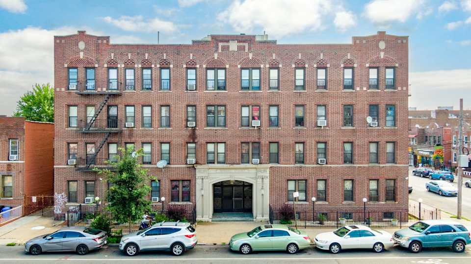 Large MultiFamily Apartment Building MYC