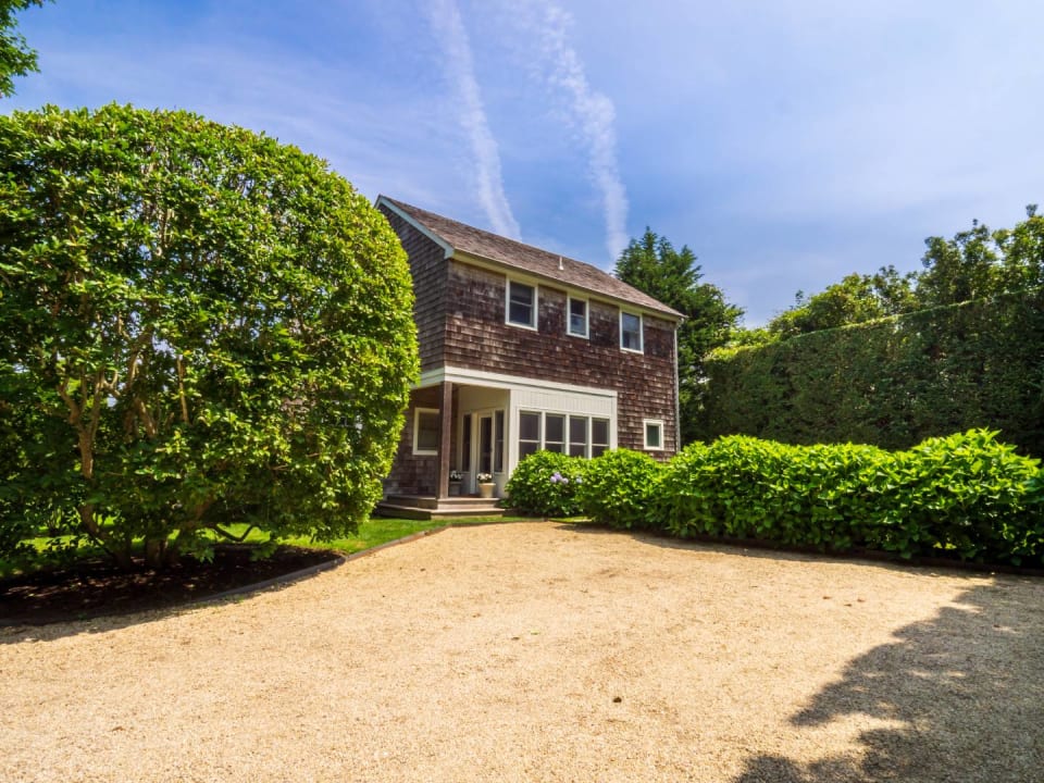 126 Sagaponack Road Bridgehampton, NY 11961 CeeJack Team