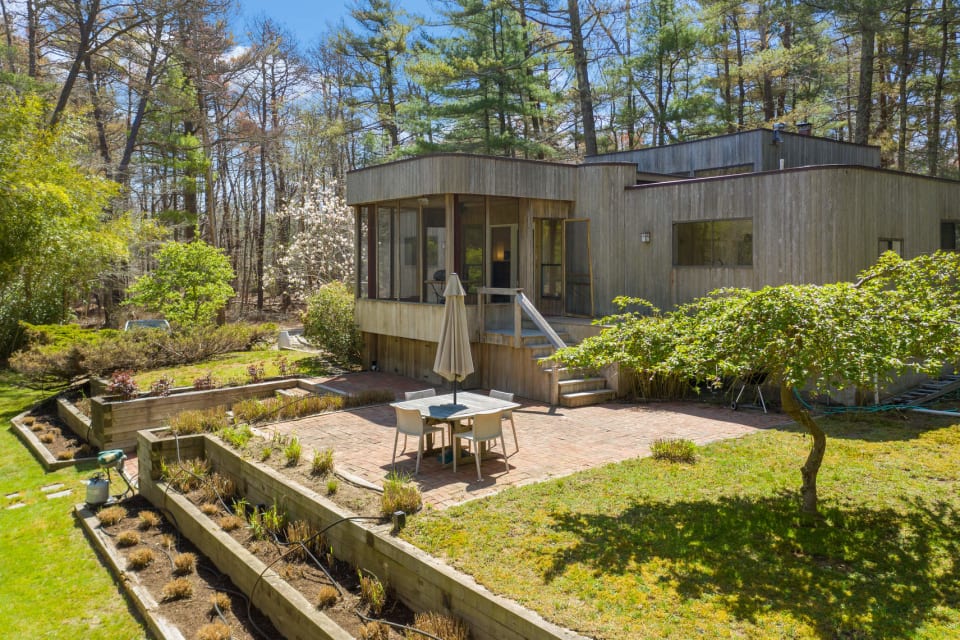 16 Swamp Road East Hampton, NY 11937 3 Beds, 2 Baths CeeJackTeam