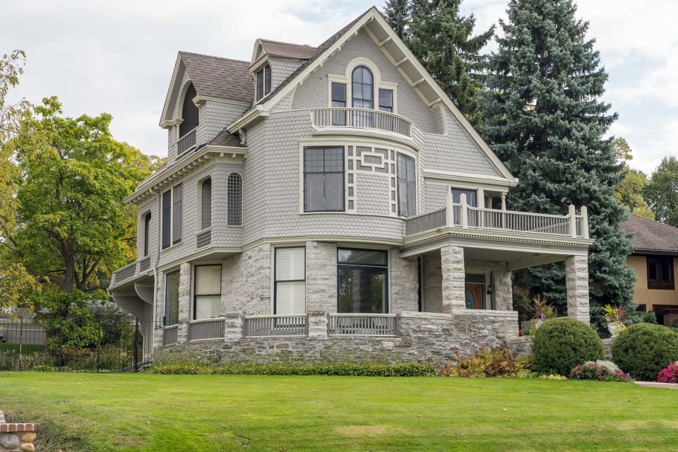 Lowry Hill, Kenwood, & LakeOfTheIsles Neighborhood Guide Matt Lills