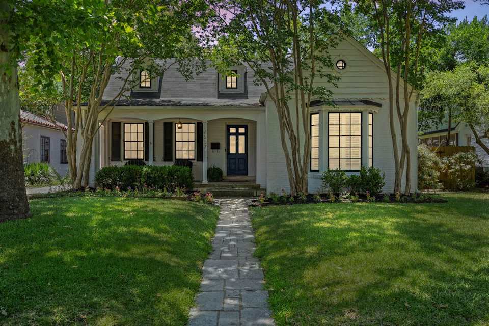 Exploring the Enchanting Neighborhood of Pemberton Heights Leslie Gossett