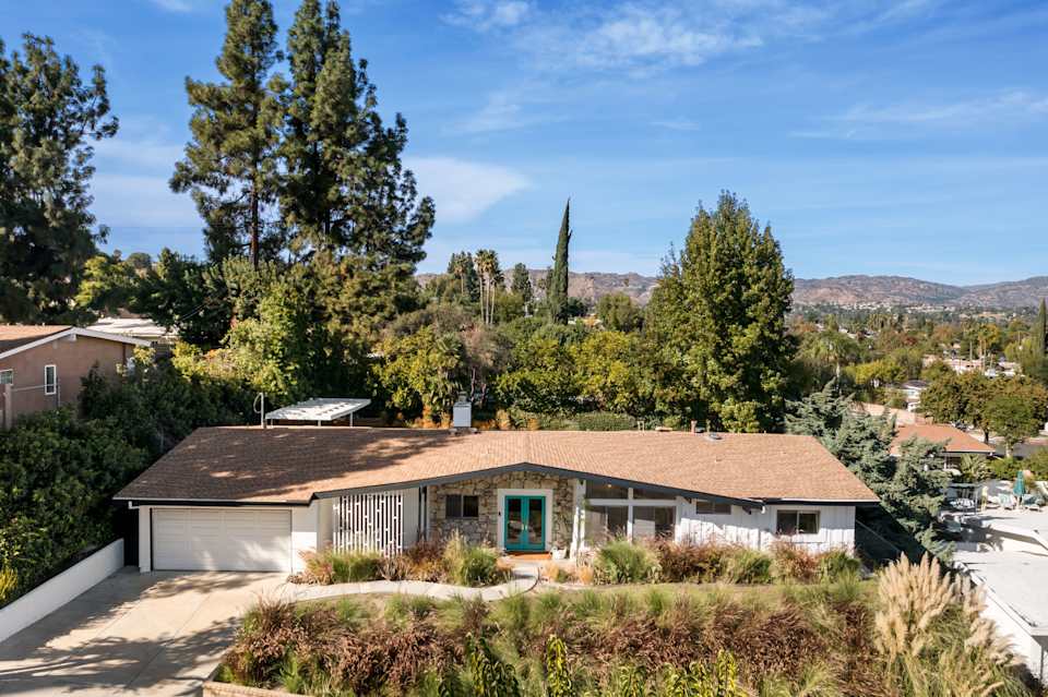 23811 Albers St Jeff Biebuyck & Dana Olmes Luxury Homes Calabasas