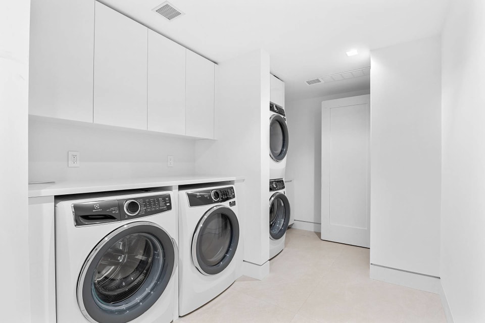 5 Agnew Avenue Montauk, NY 11954 6 Beds, 7.5 Baths BeemHamptons