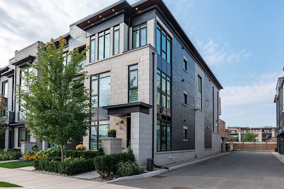 Executive End Unit Townhome Central Oakville 126 Maurice Drive