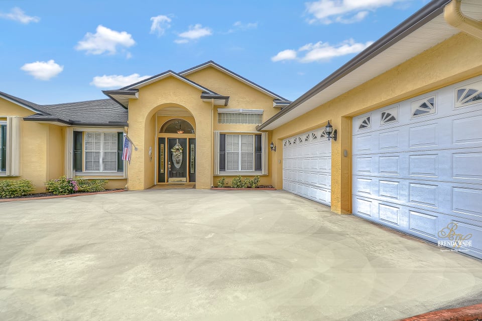 721 Citrus Wood Lane Valrico, FL 33594 Brenda Wade Team