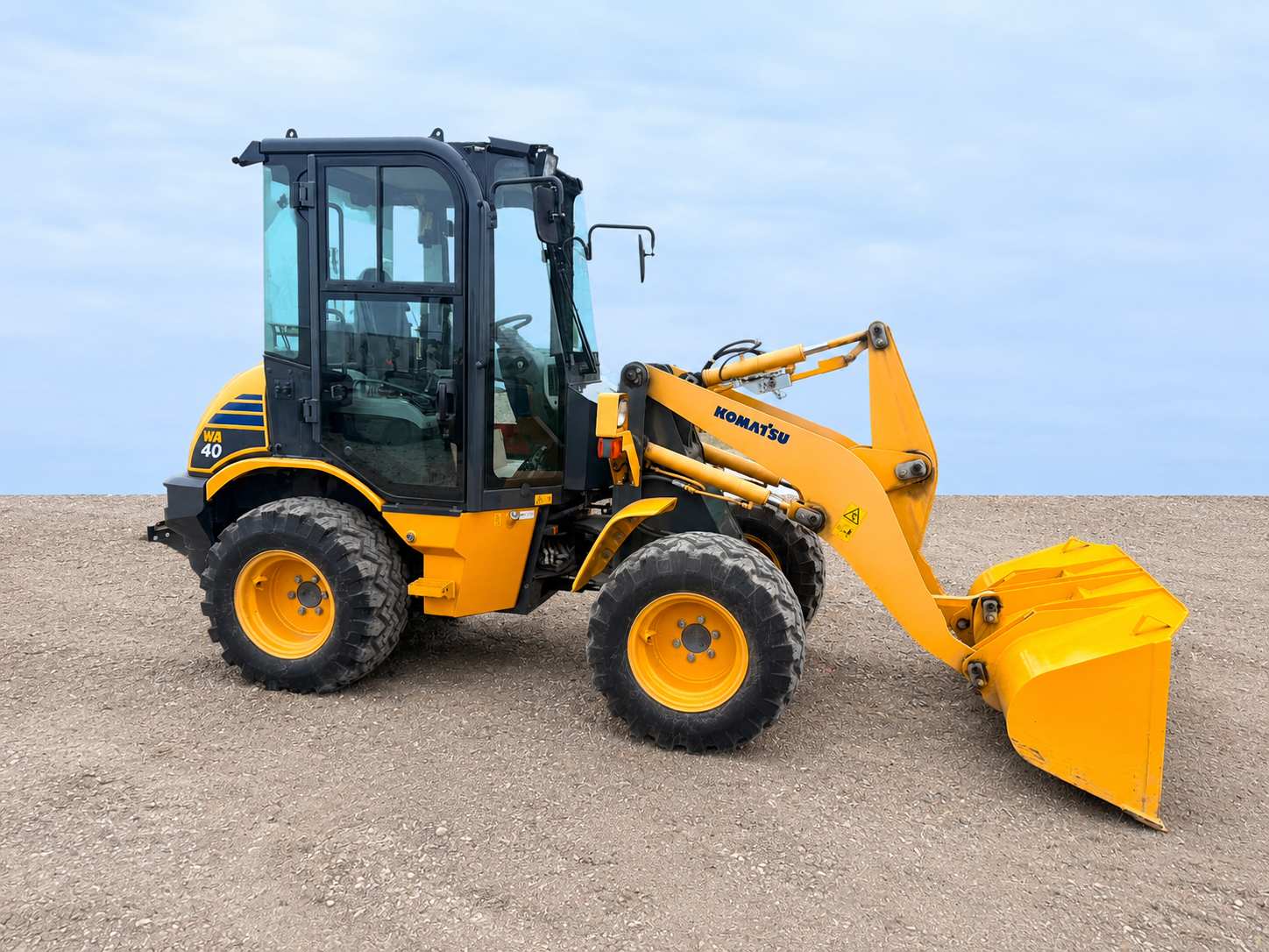 KOMATSU WA40-8