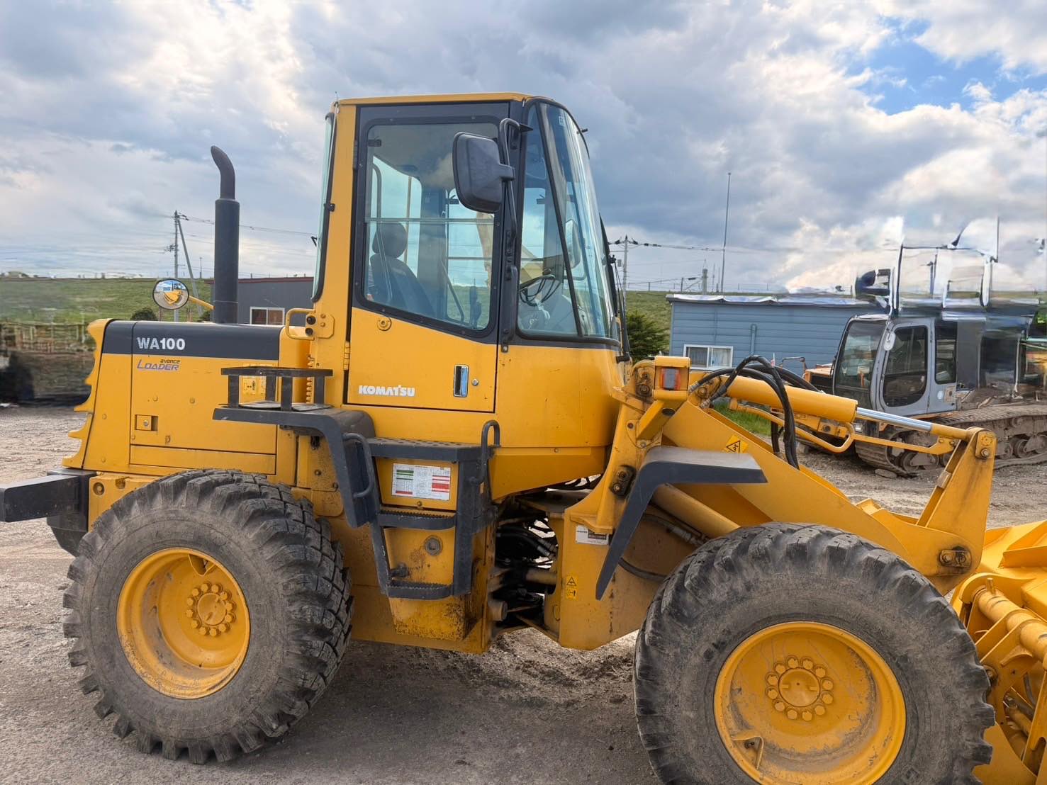 KOMATSU WA100-3 画像 3