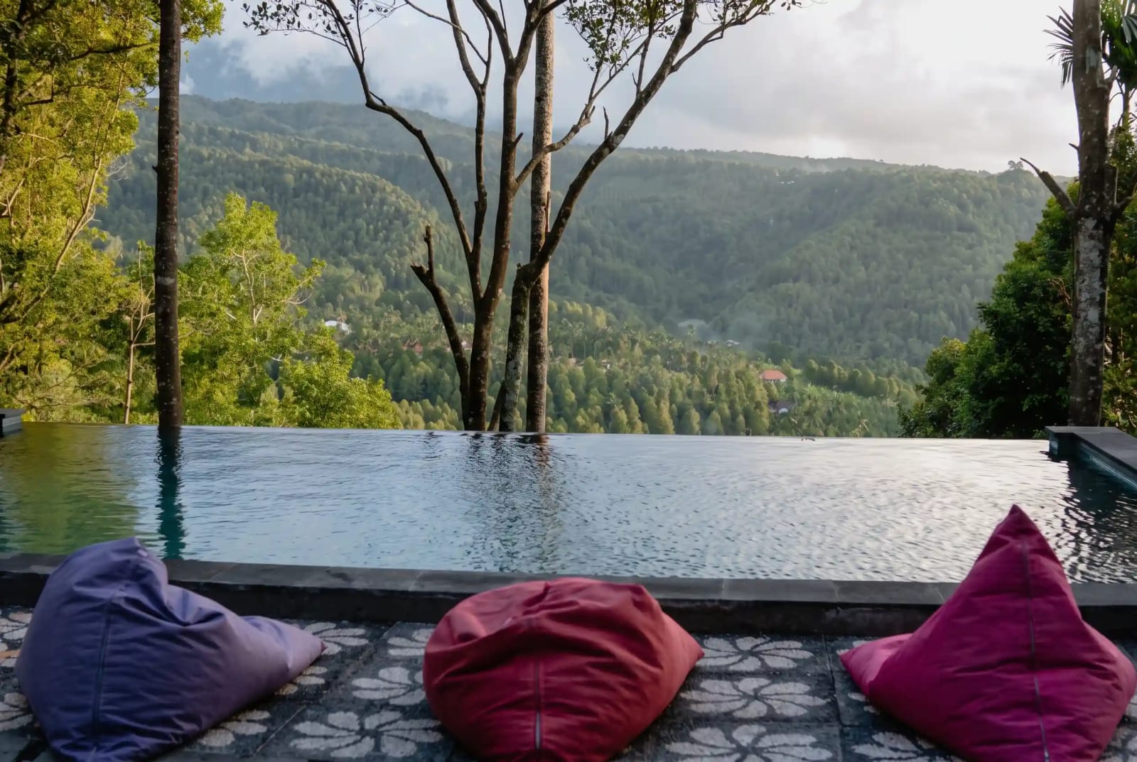 Puri Sunny Guest House infinity swimming pool overlooking misty valley