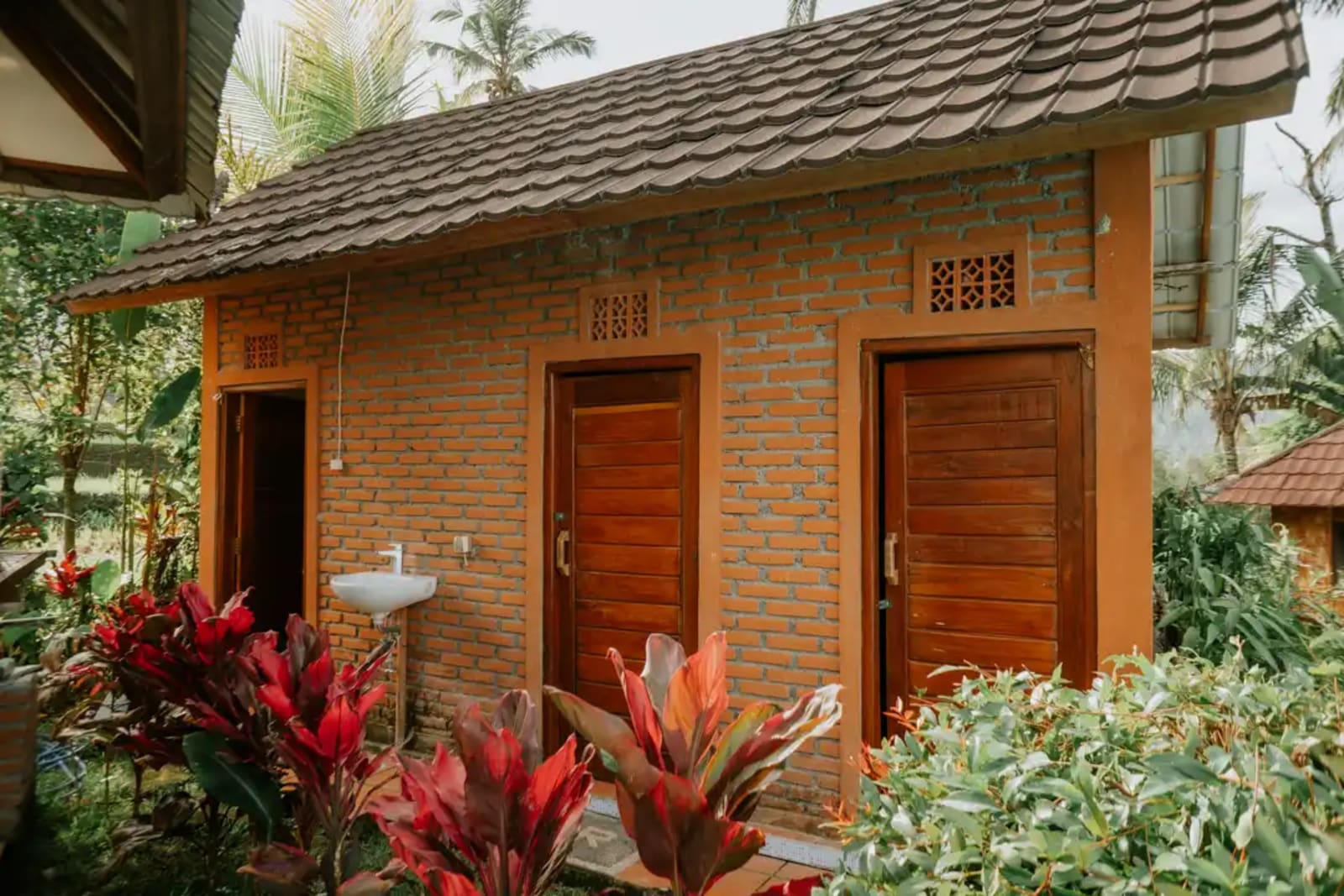 Shared Bathroom & Toilet