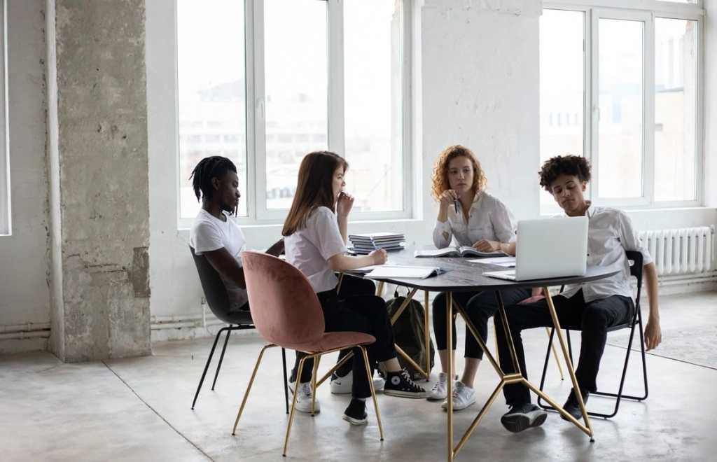 A picture of a team comparing the best rates of the cheapest shipping companies.