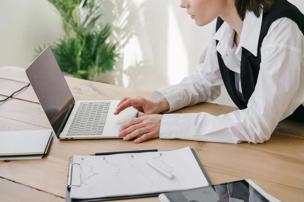 Magento tutorial: woman on laptop