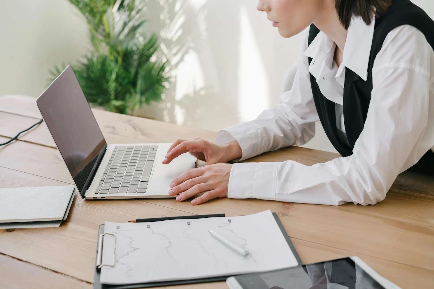 Magento tutorial: woman on laptop