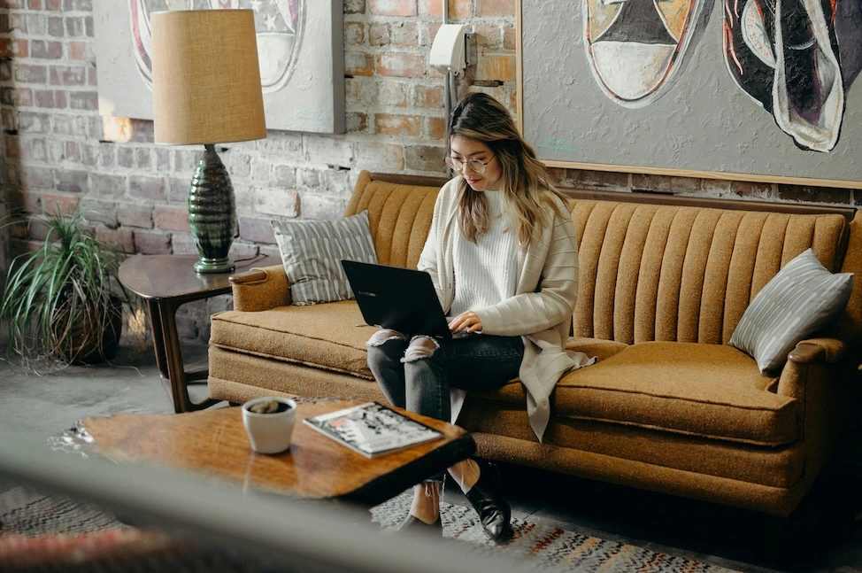 woman integrating hubspot and wordpress