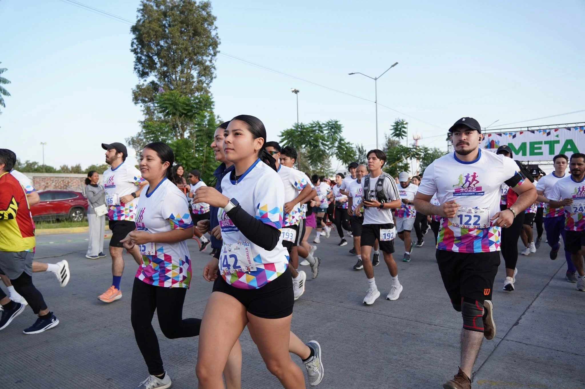 Participantes llegando a la meta