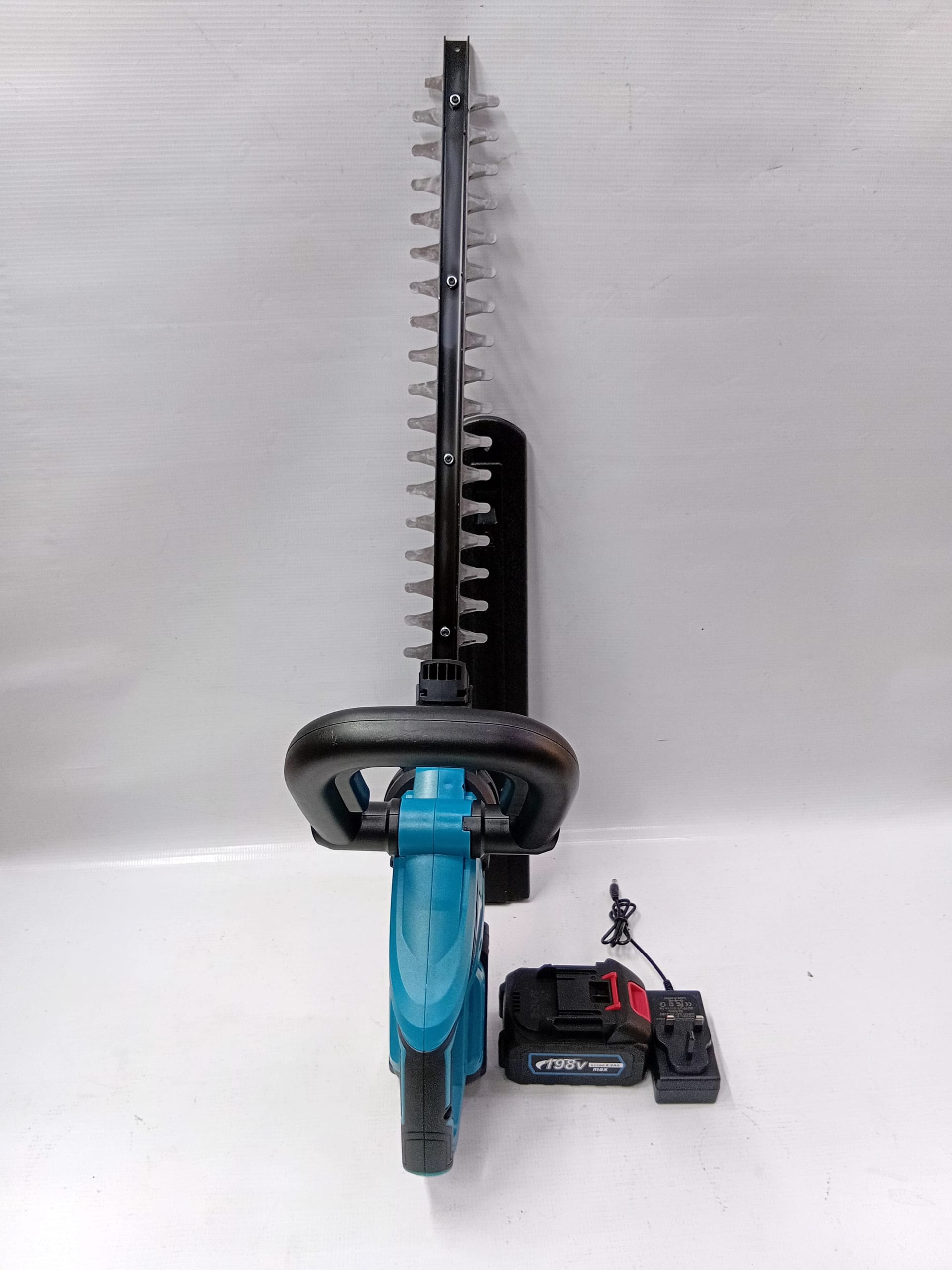 Makita Cordless Hedge Trimmer with Battery and Charger