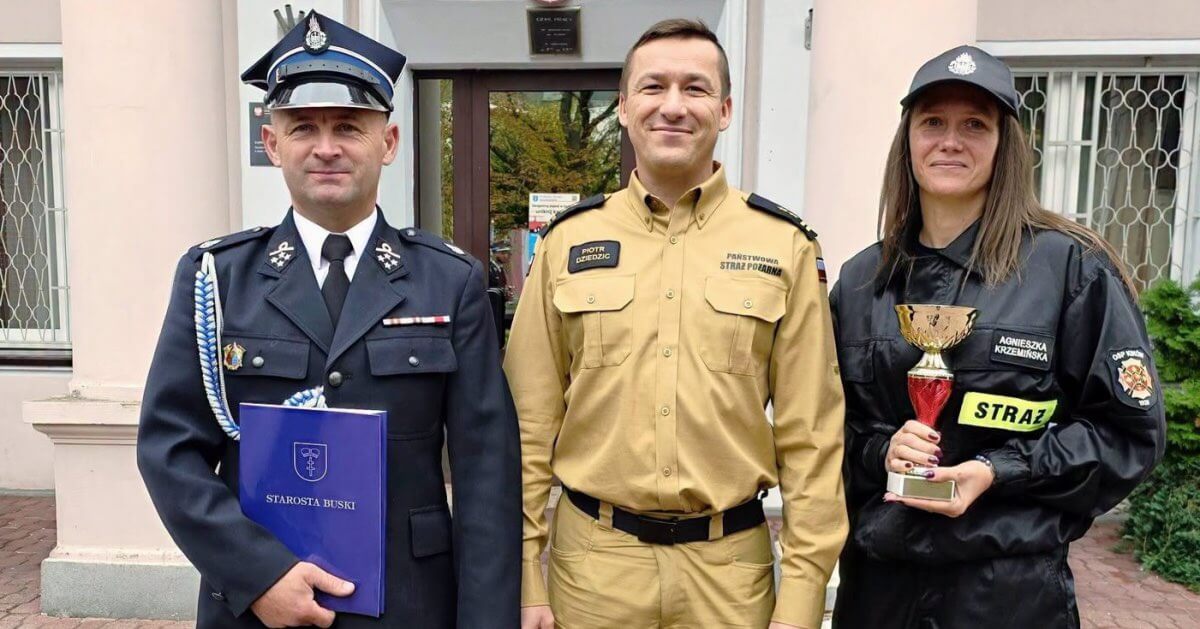 Strażacy z powiatu buskiego odebrali puchary i dyplomy