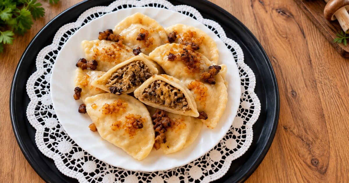 Sezon grzybowy w Cechowej. Domowe pierogi z kapustą i grzybami