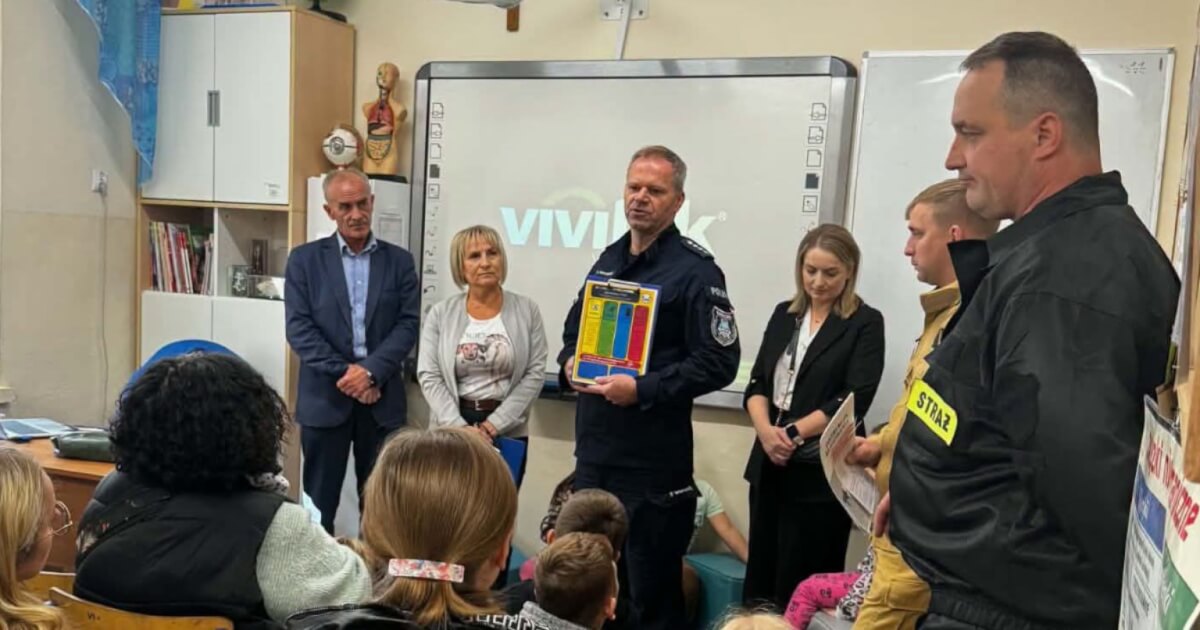 Policjanci uczyli mieszkańców powiatu buskiego, jak reagować na zagrożenia