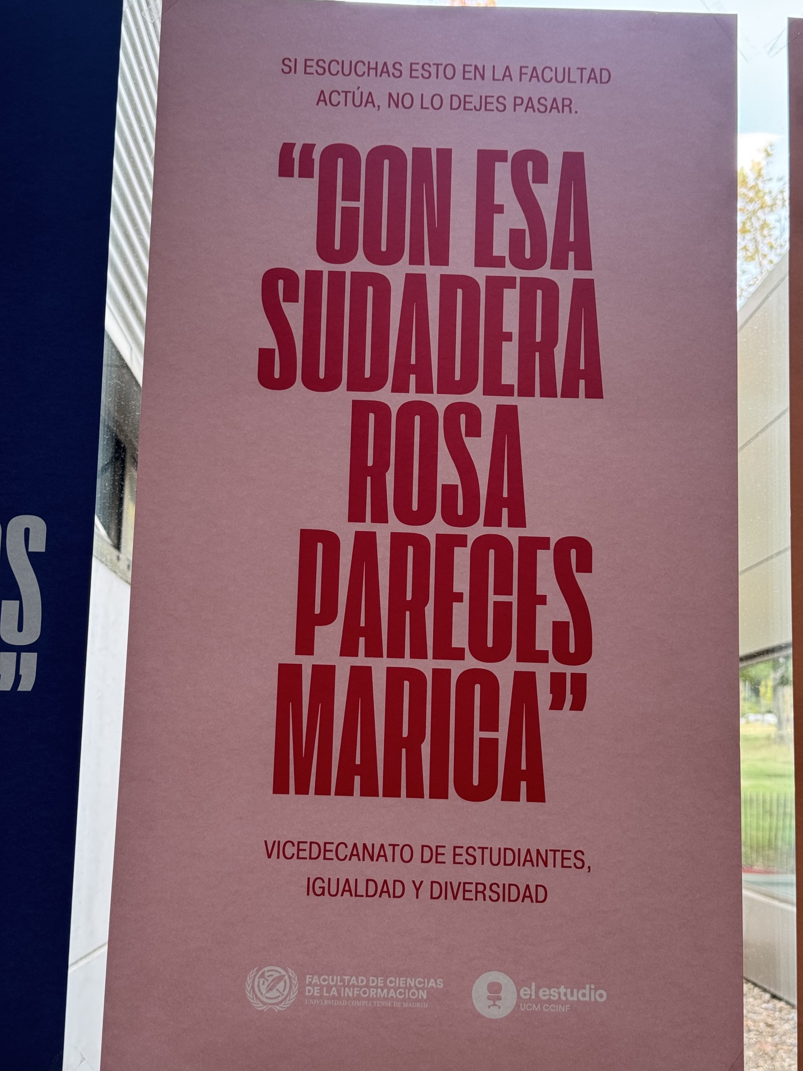 Cartel universitario que denuncia un comentario homofóbico sobre una sudadera rosa