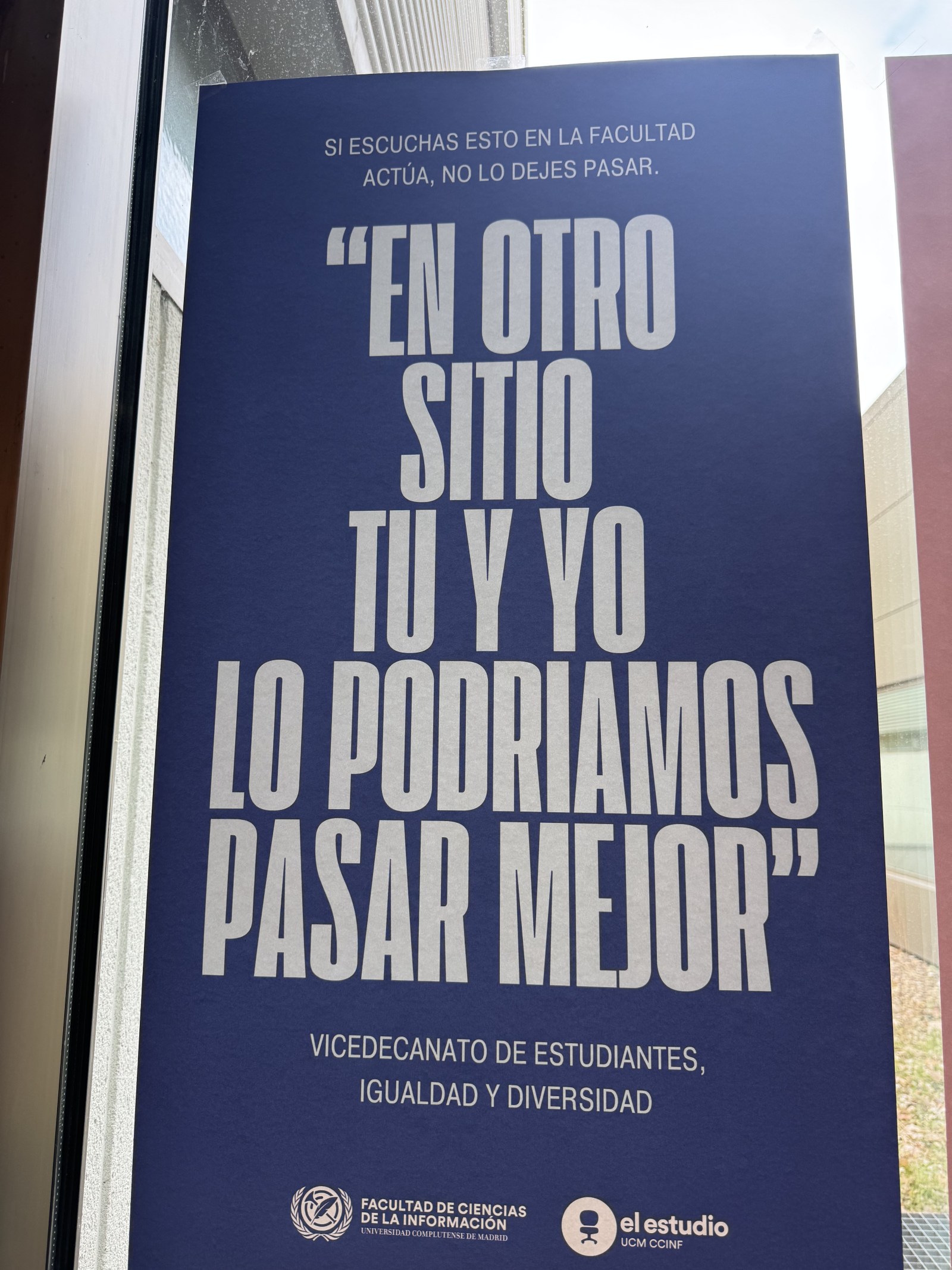 Cartel de la Universidad Complutense con el mensaje En otro sitio tú y yo lo podríamos pasar mejor