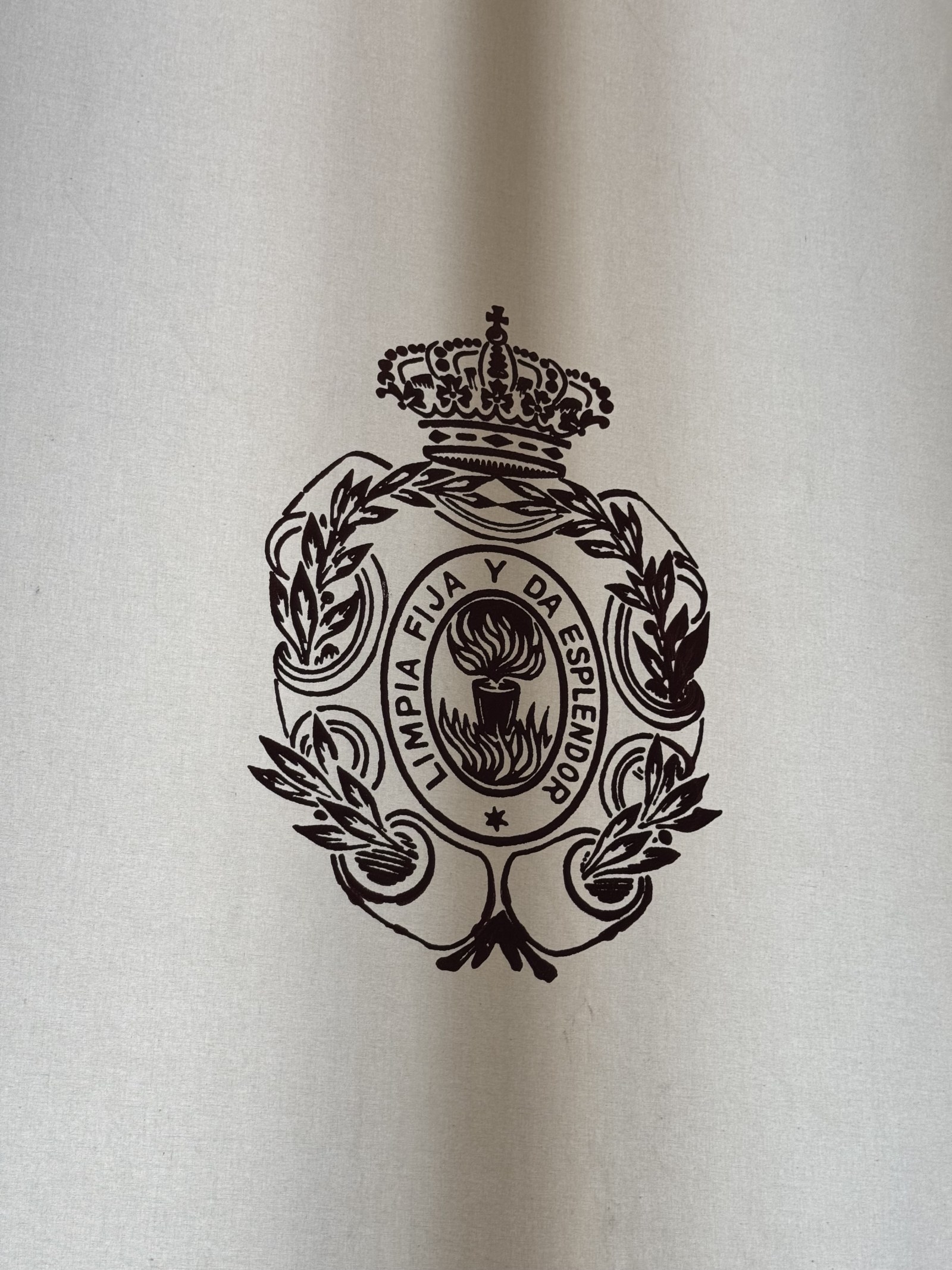 Emblema de la Real Academia Española con el lema Limpia, fija y da esplendor