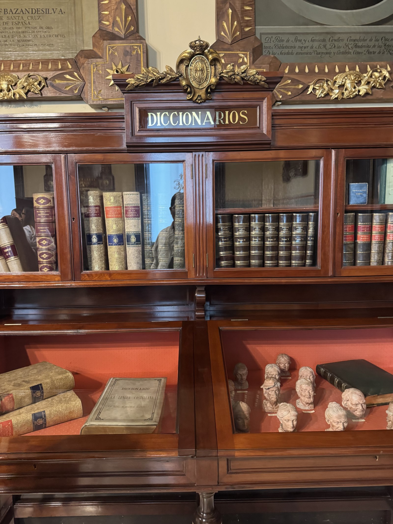 Vitrina de la Real Academia Española con diccionarios y bustos históricos