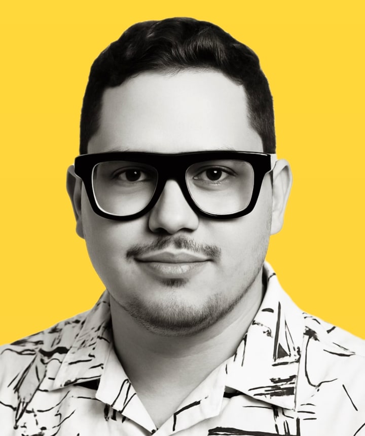 Retrato gráfico en blanco y negro de Christian González sobre un fondo amarillo