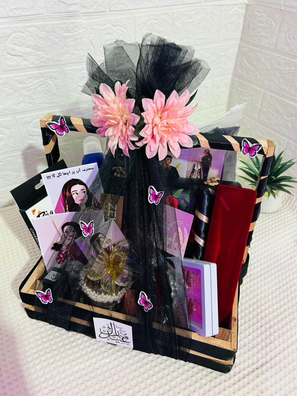 Gift basket for GIRLS | Branded items