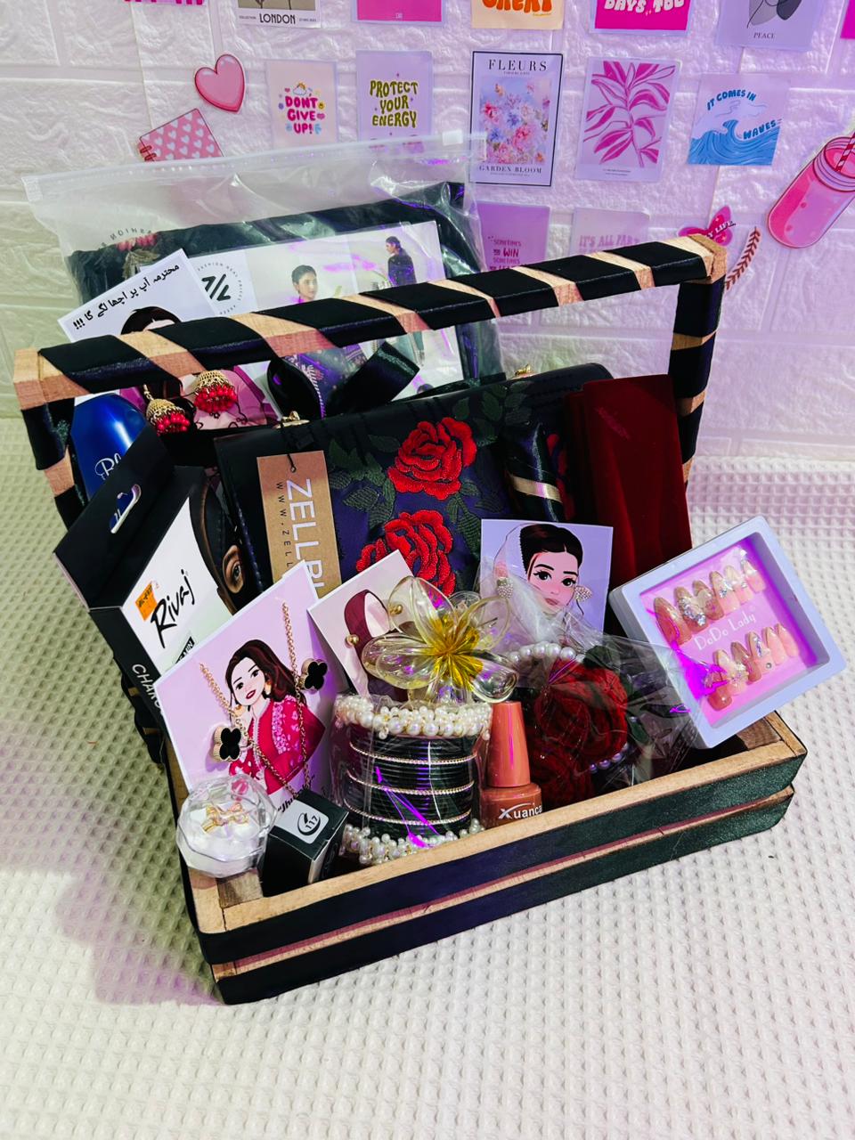 Gift basket for GIRLS | Branded items photo 2
