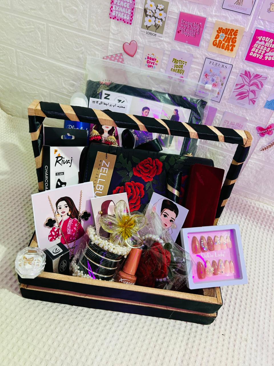 Gift basket for GIRLS | Branded items photo 3