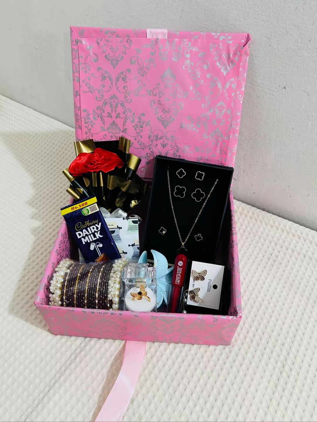 Mini Gift hamper For Girls photo 3