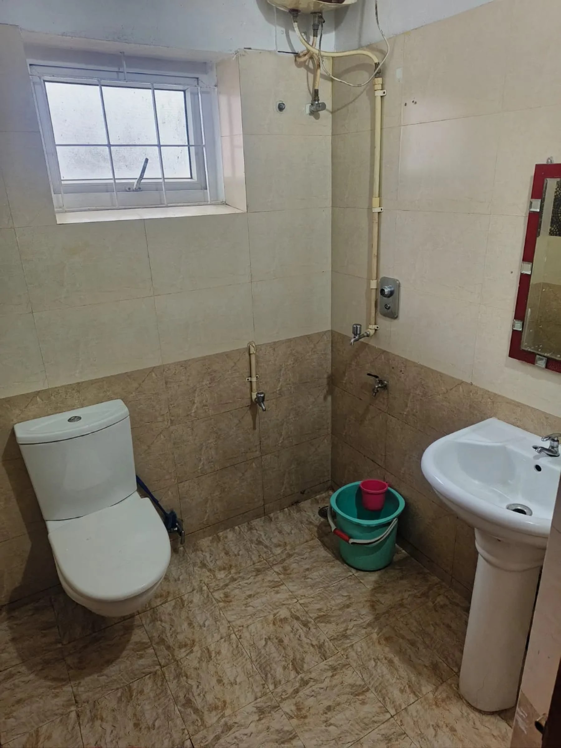 Clean bathroom at Royal Aviary Cottage Ooty