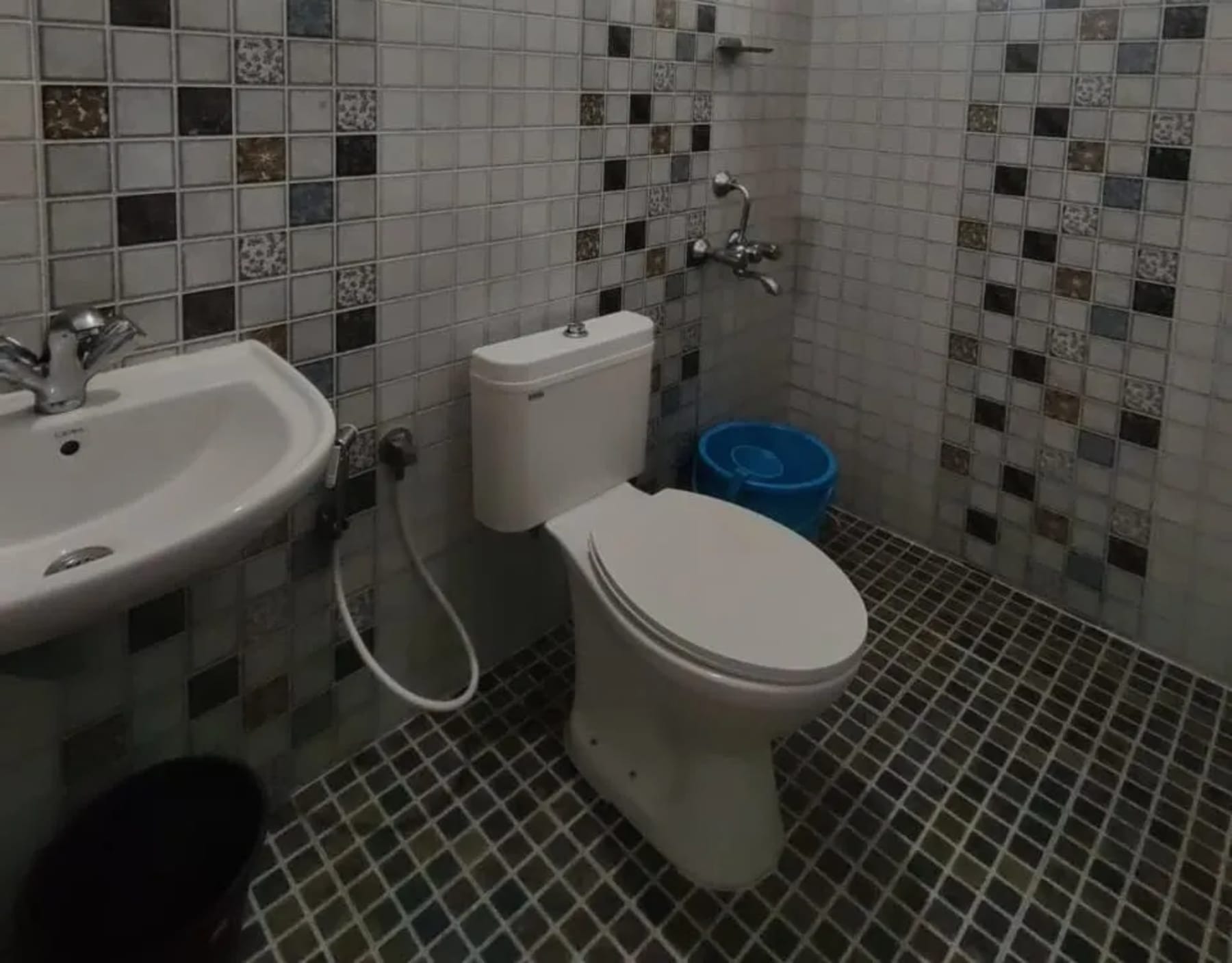 Clean bathroom at Ooty Horizon Heights stay