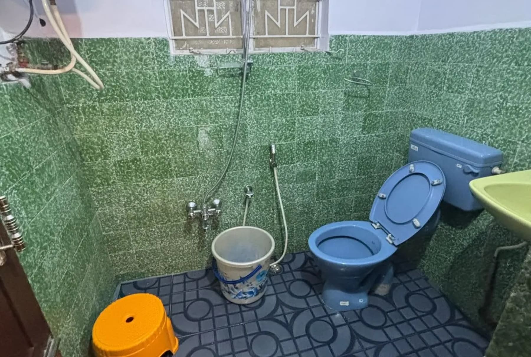 Modern bathroom at PSR Cottage in Ooty