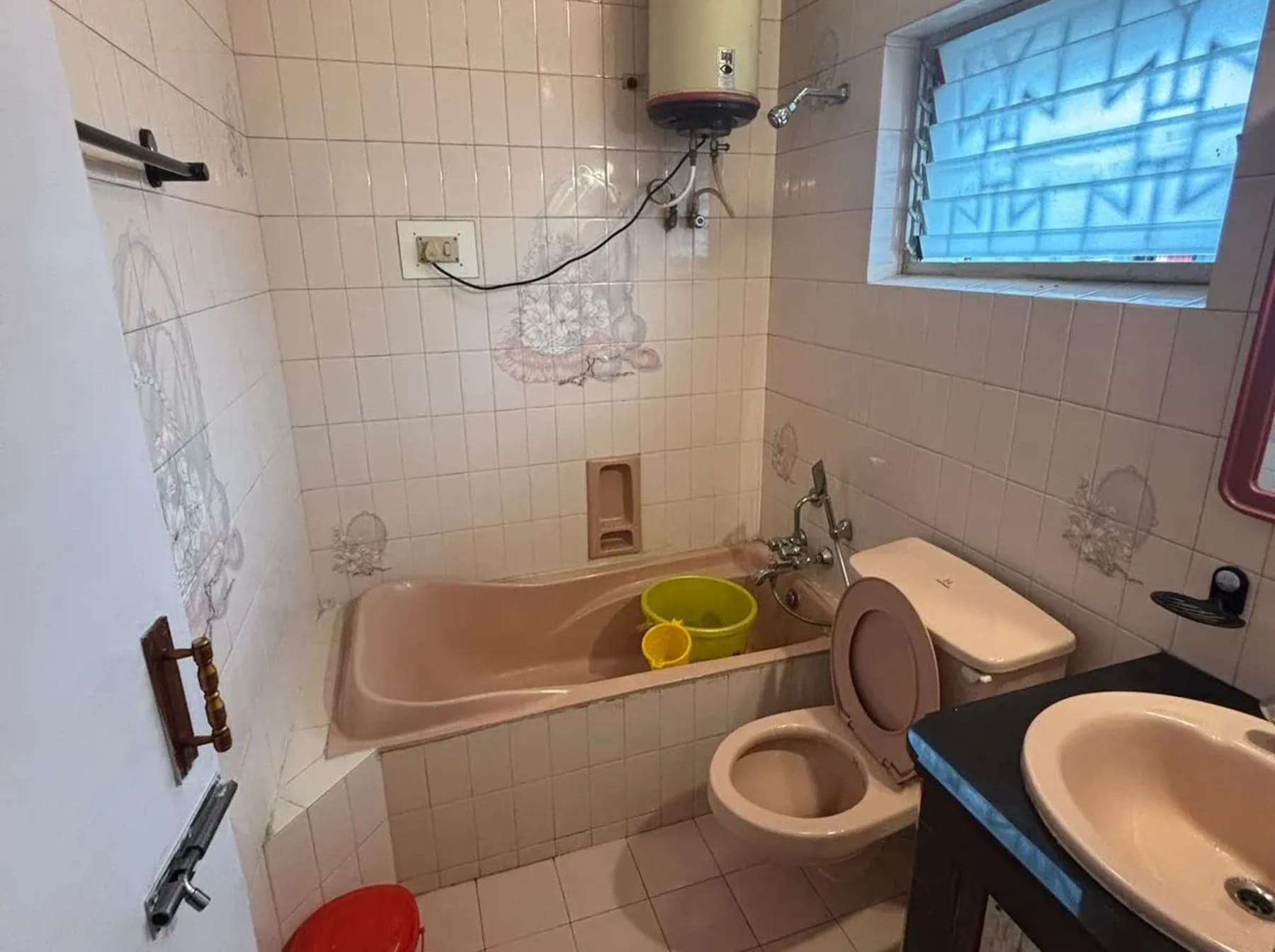 Well maintained bathroom at PSR Rooms Ooty