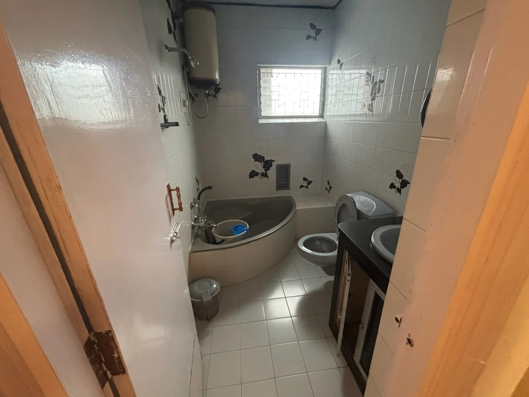 Bathroom facilities at PSR Cottage Ooty