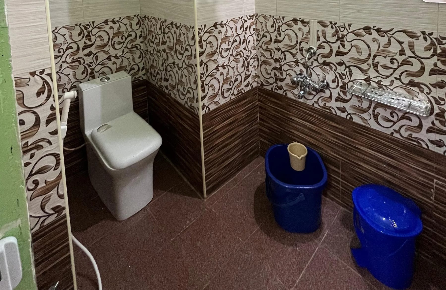 Spacious bathroom at Yoga Jay Homestay Ooty