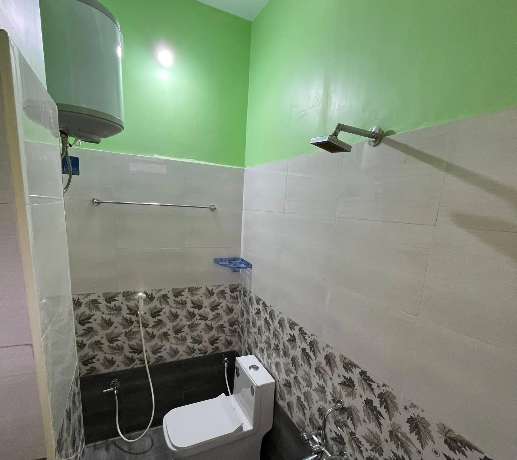 Clean bathroom at Yoga Jay Homestay