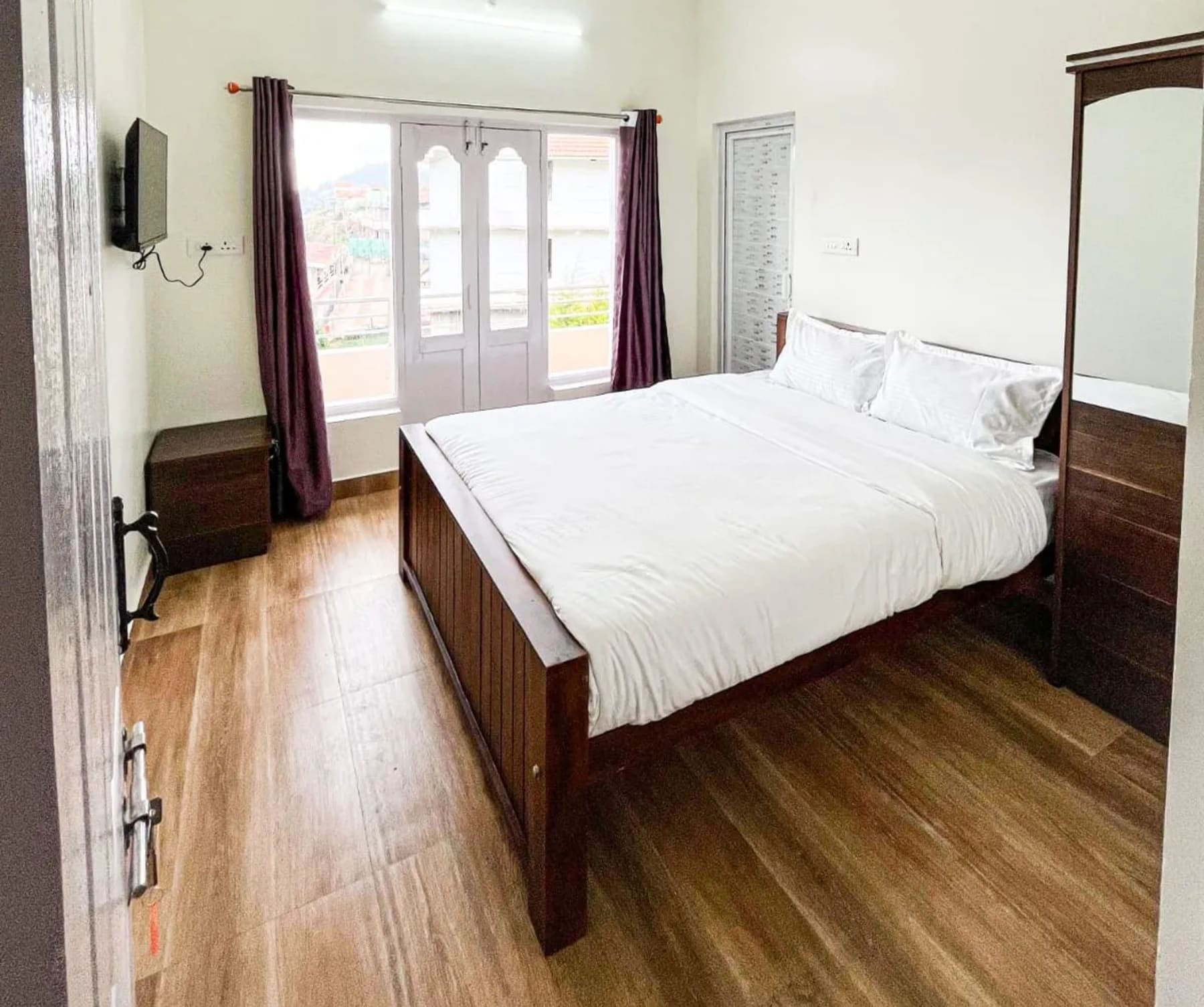 Spacious bedroom at Yoga Jay Homestay Ooty