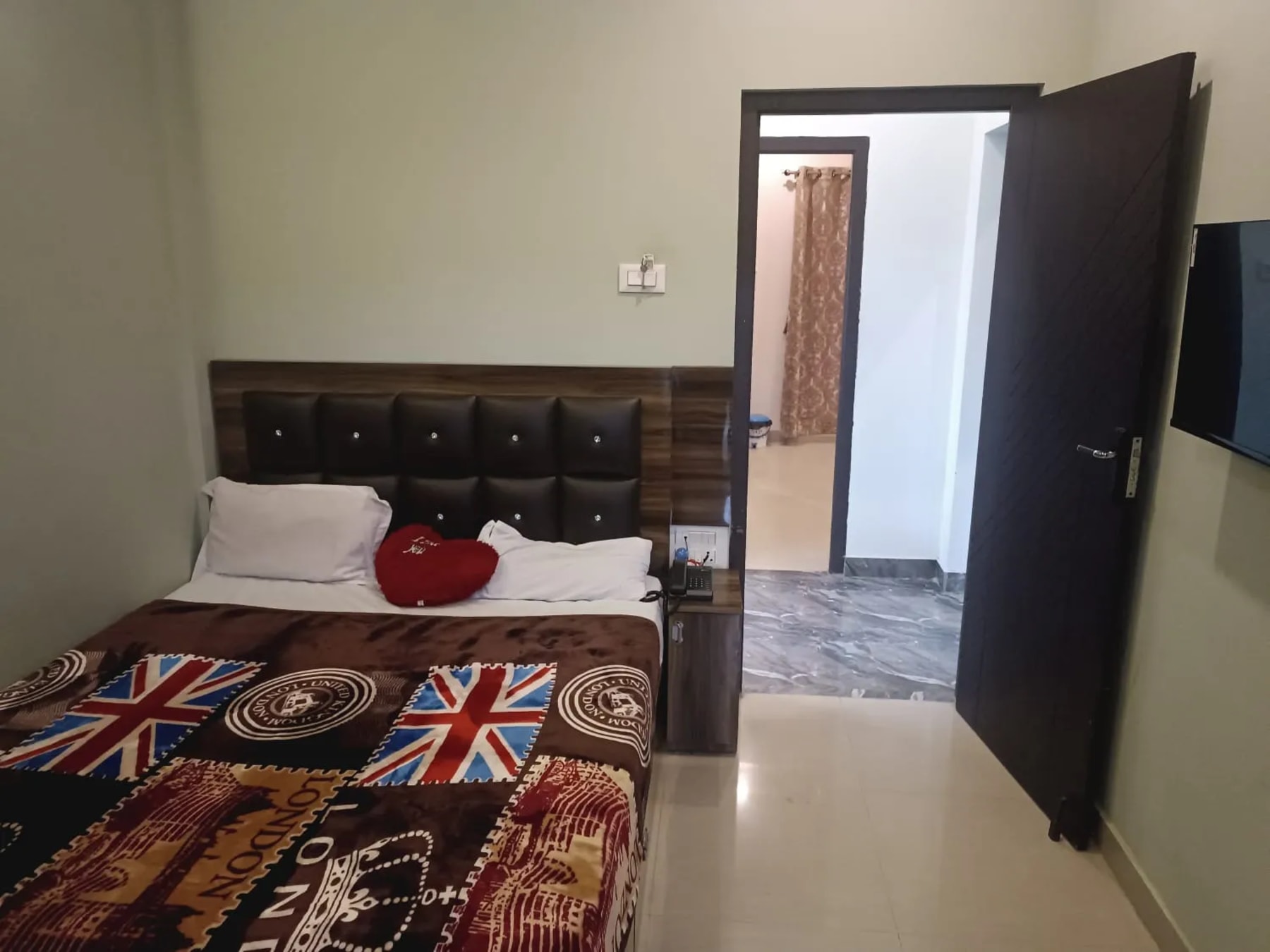 Modern bedroom at Moongil Ilam Homestay Ooty