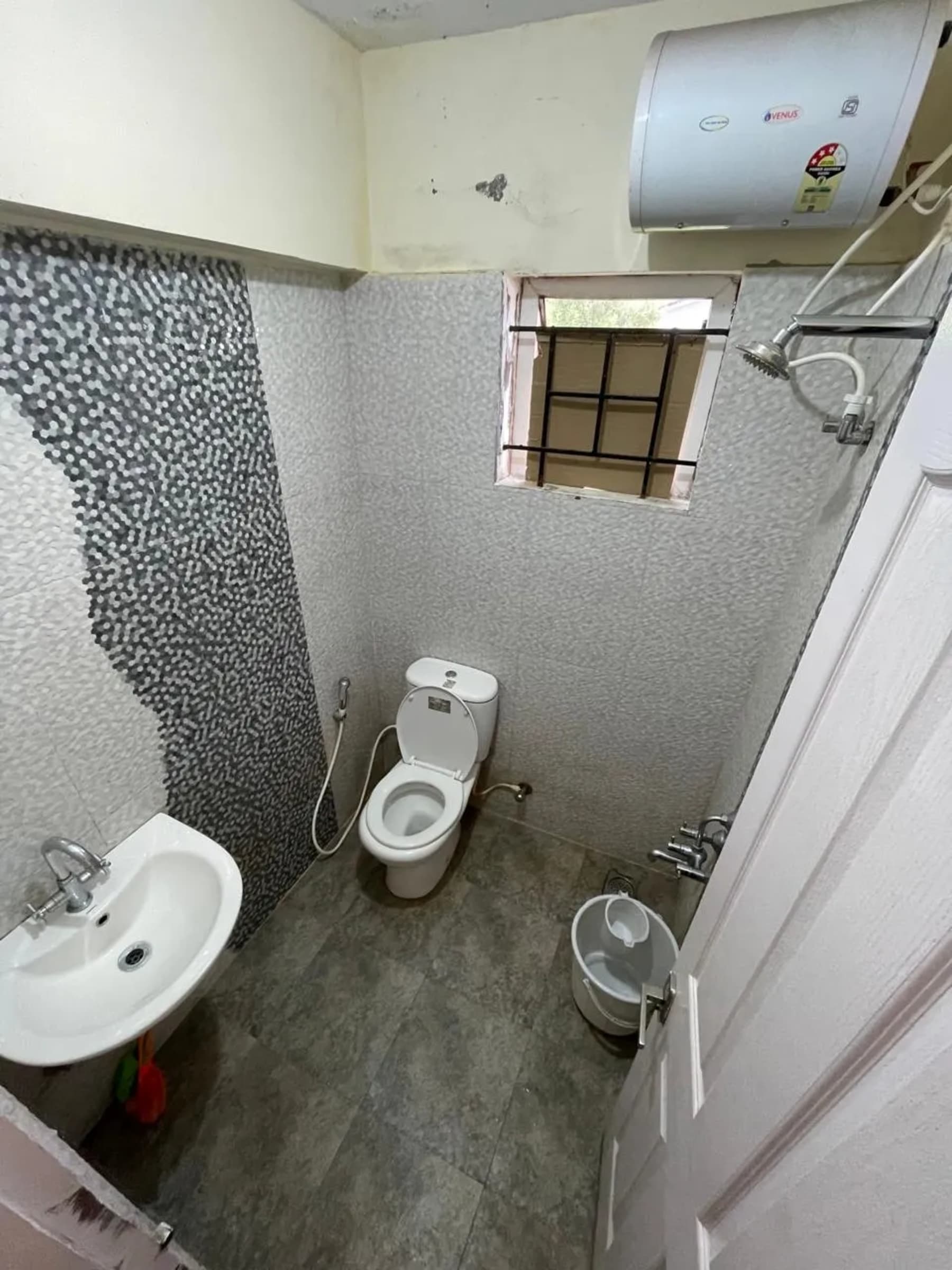 Clean bathroom in Ooty Dream Weaver Cottage