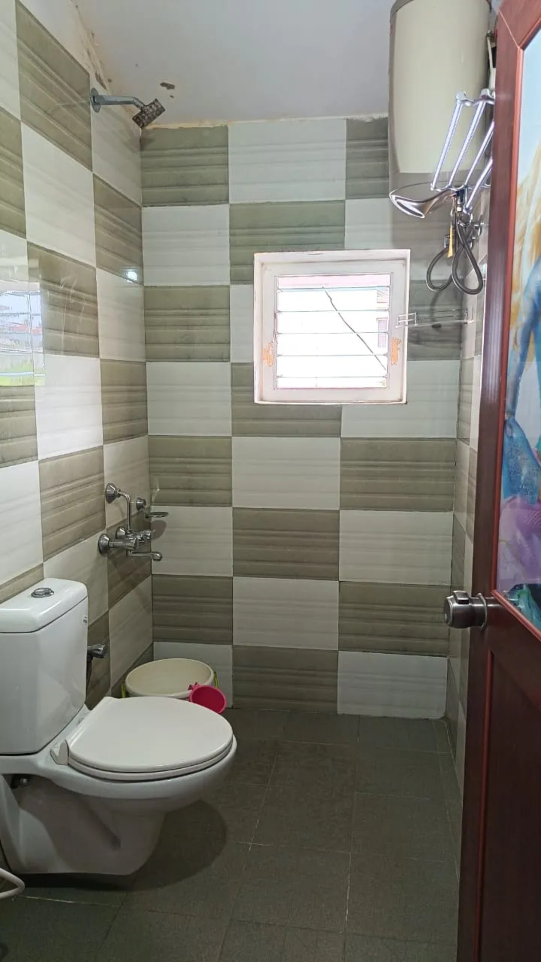Clean bathroom with hot water facility in Ooty stay