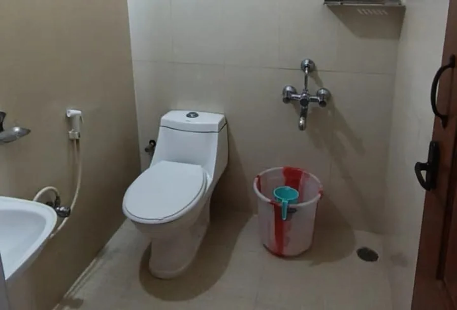 Spacious bathroom at ADK Royal Park Inn Annex homestay
