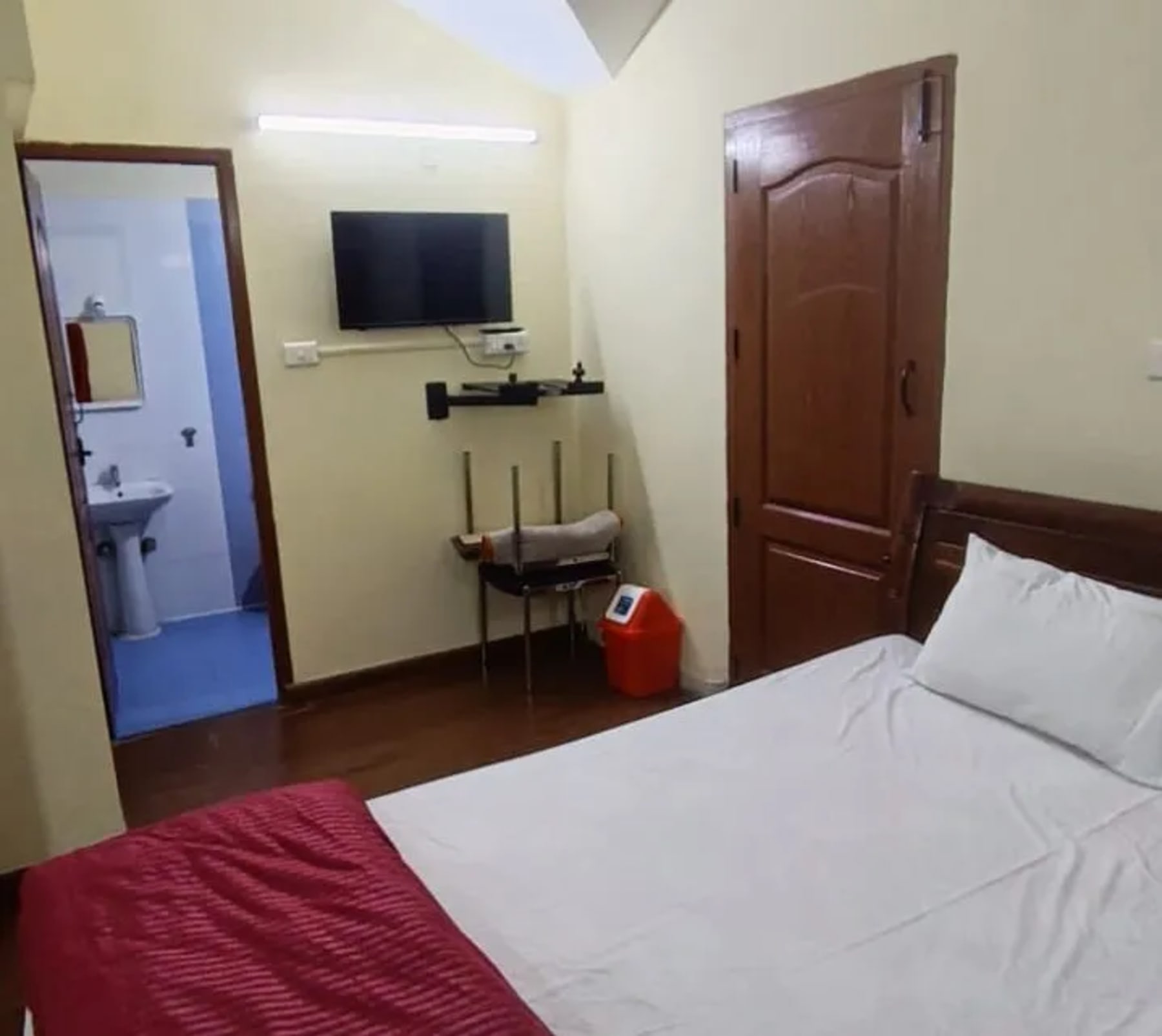 Bedroom at ADK Royal Park Inn 2 homestay Ooty