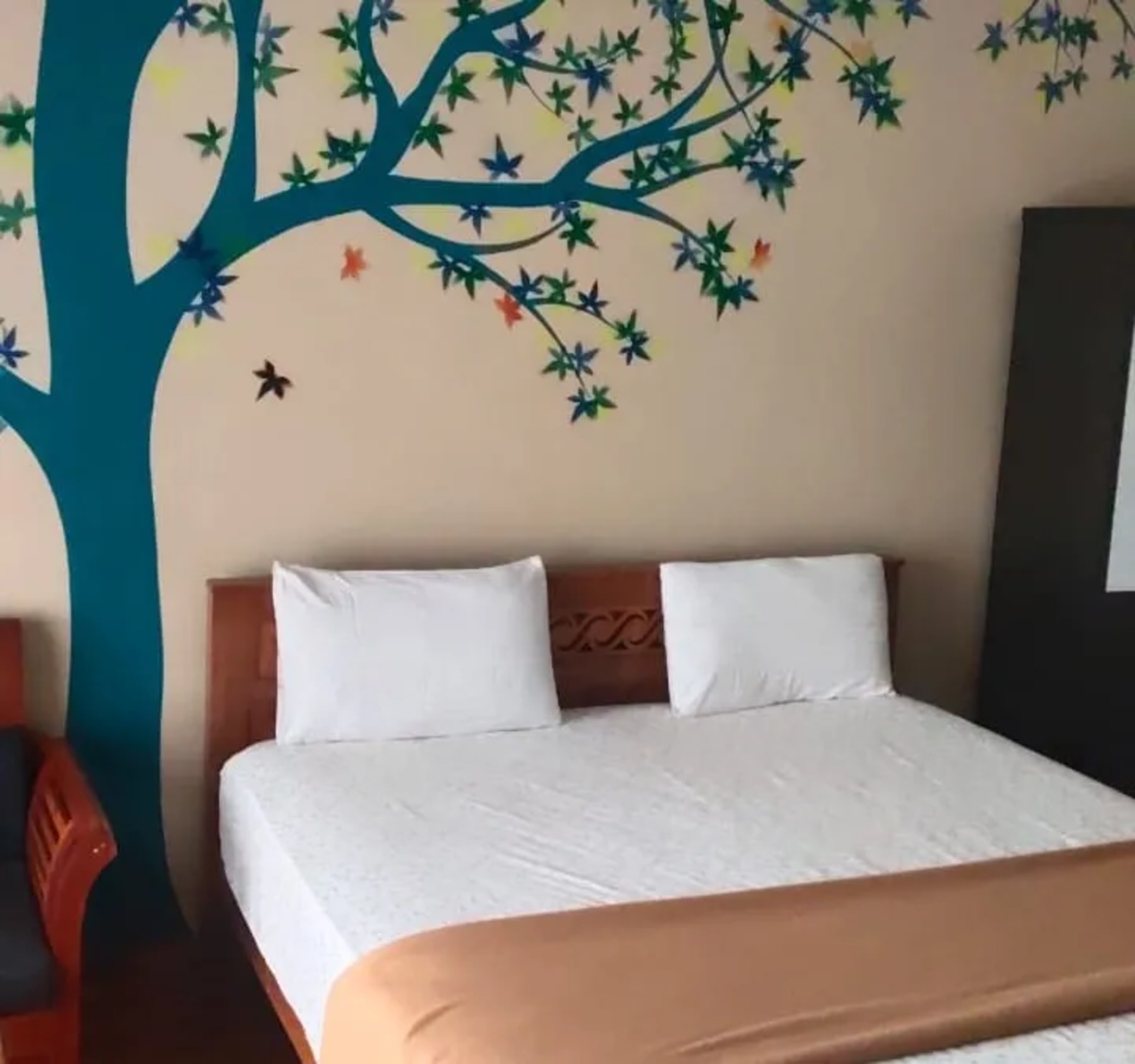 Clean bedroom at Daraga Homestay in Ooty