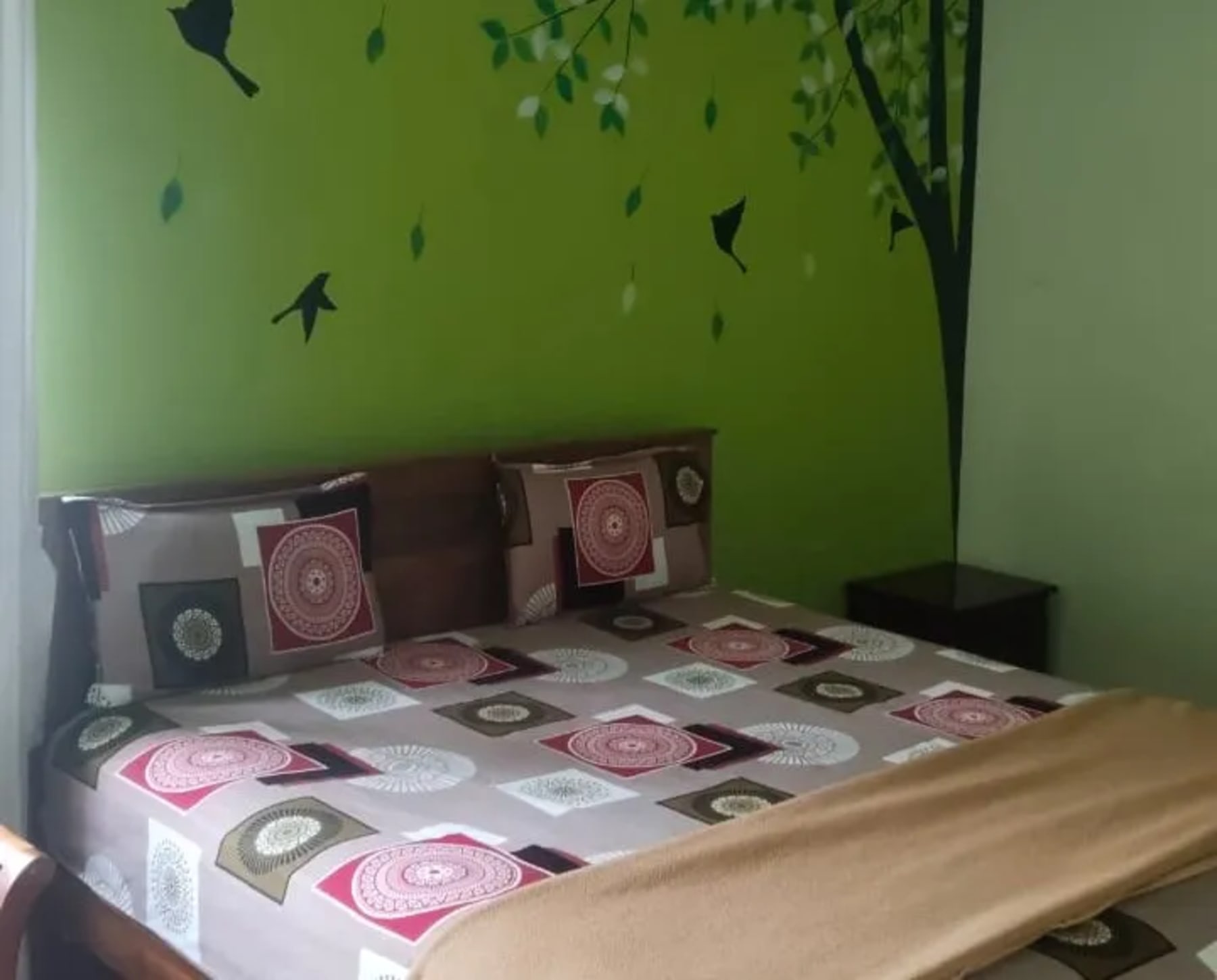 Spacious bedroom at Daraga Homestay Ooty