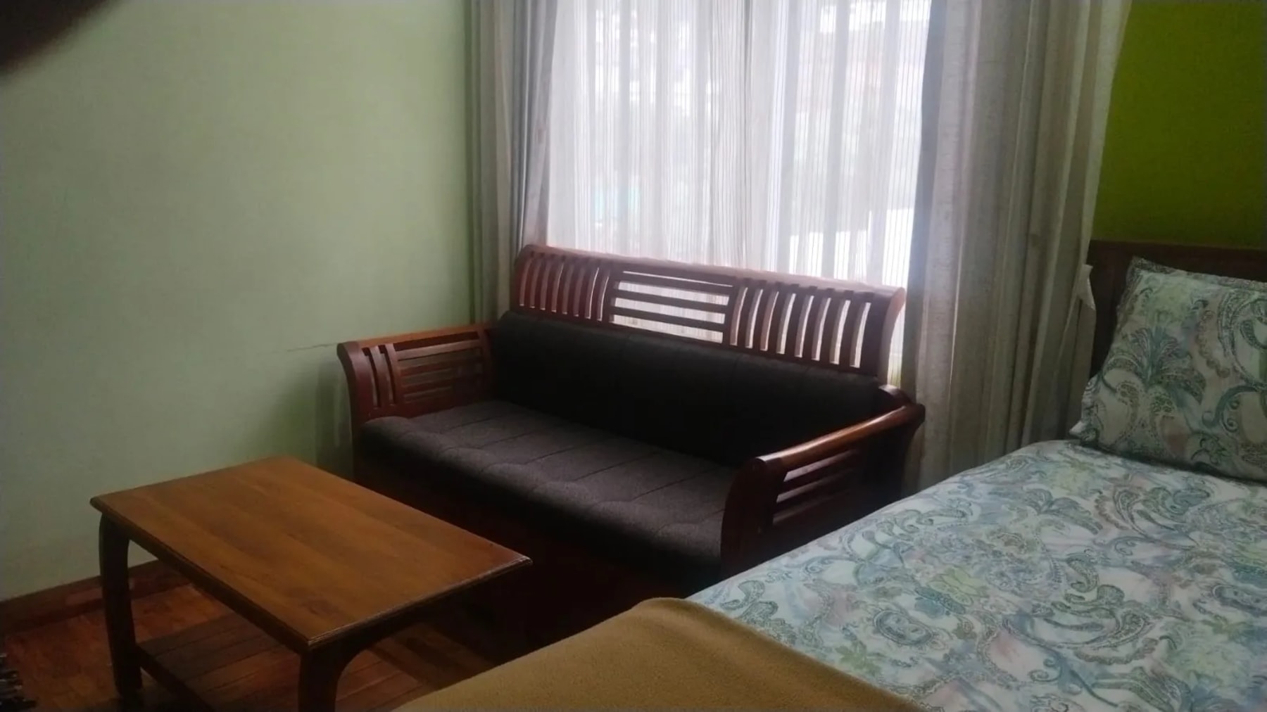 Well maintained bedroom at Daraga Homestay Ooty
